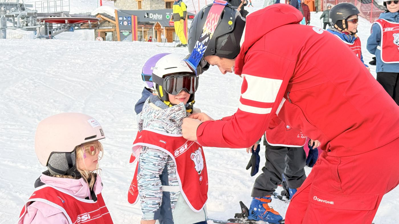 Un moniteur ESF La Rosière équipe un enfant avant le cours