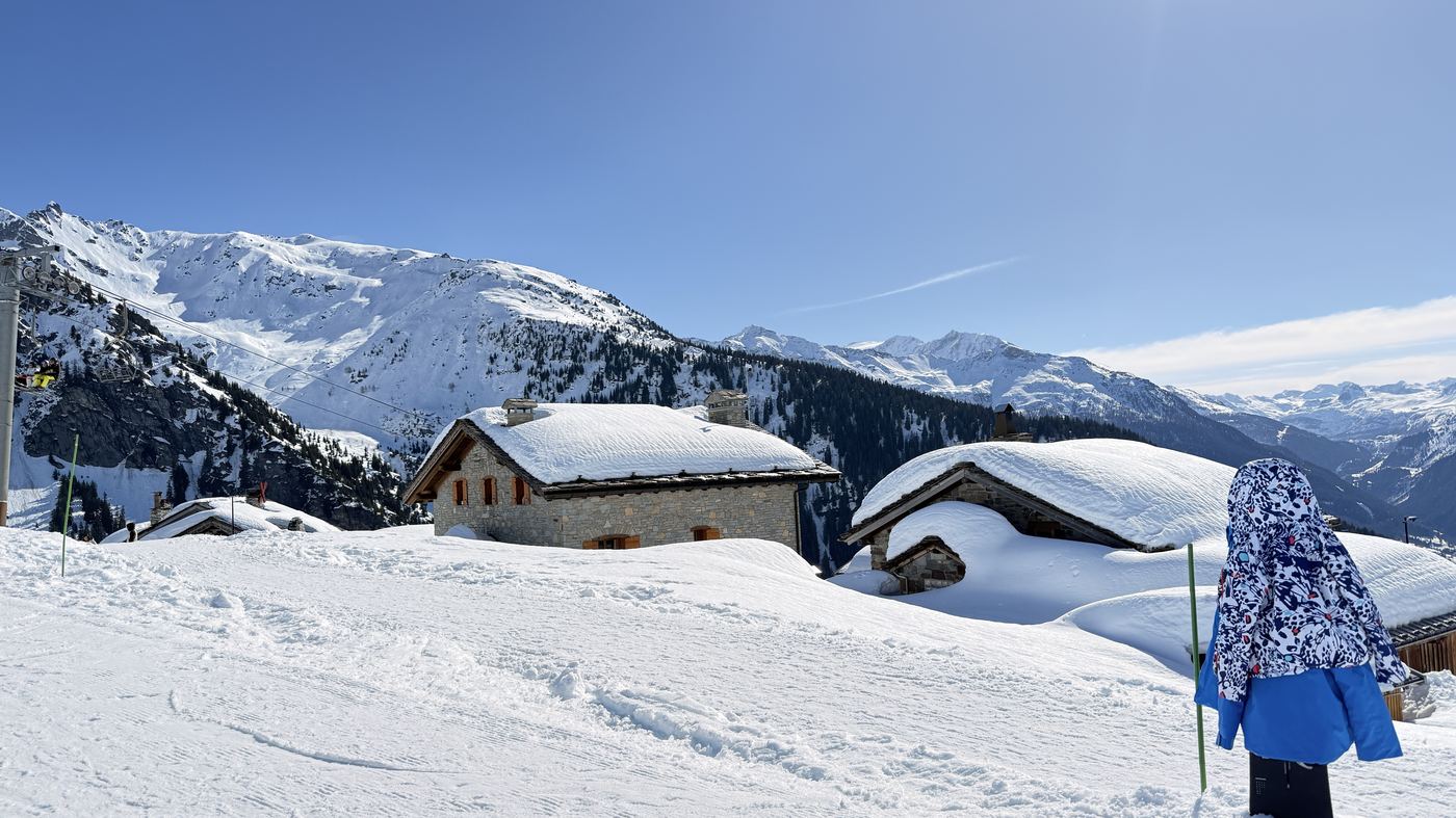 Chalets et montagnes de La Rosière sous la neige
